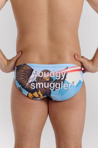 Griffon sur un rocher en train de tirer des rayons laser