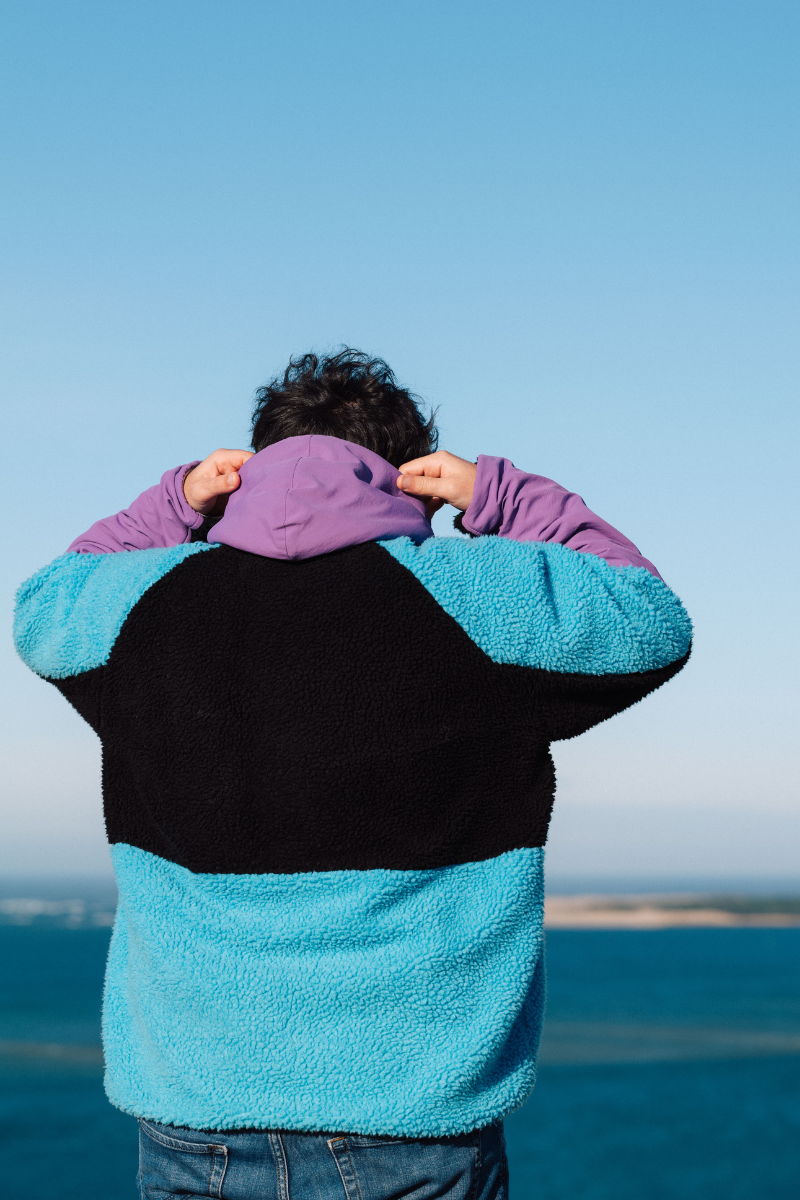 Schwarzes, violettes und türkisfarbenes Fleece