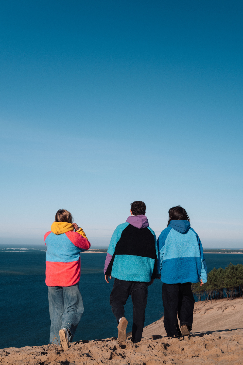 Schwarzes, violettes und türkisfarbenes Fleece